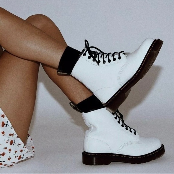 DR. MARTENS 1460 (11821) SMOOTH LEATHER LACE UP BOOTS WHITE SIZE - 6 .US/37 .EU - Picture 2 of 11